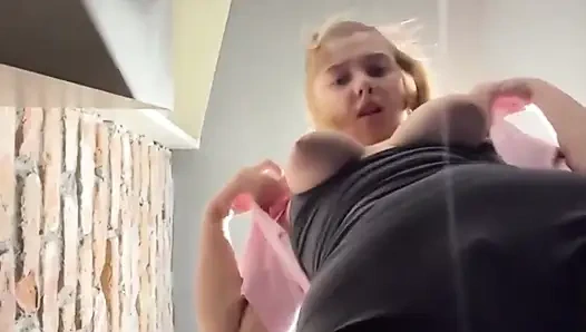 Halkın içinde ilk kez mastürbasyon yapıyor