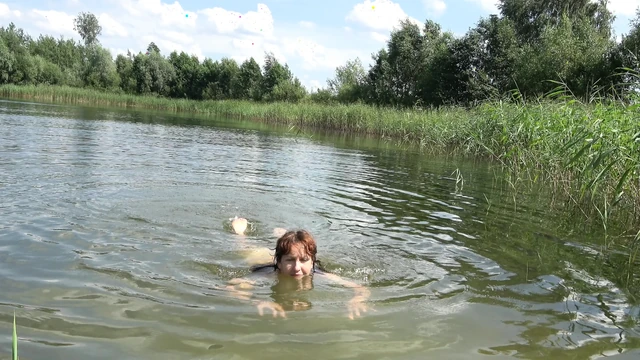 Hera Harding показывает морщинистые ступни после купания голышом