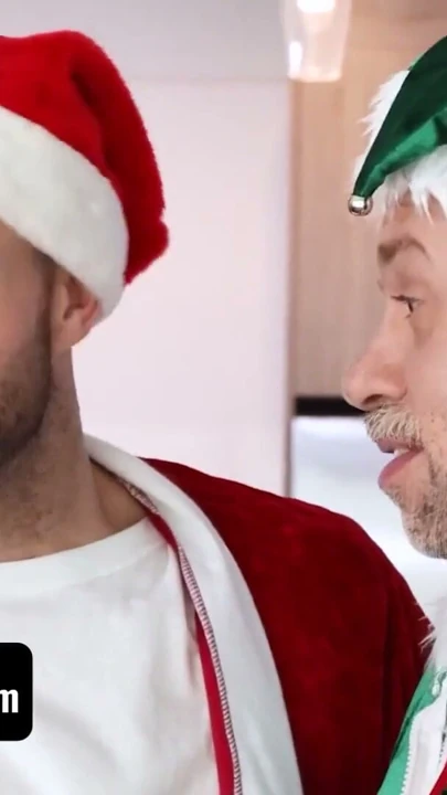 İki erkek arkadaş Dakota ve Danny Noel arifesinde kanepede oturup Noel Baba'yı görmeyi bekliyor ve bu gece hediyelerini bekliyor | Klip 1