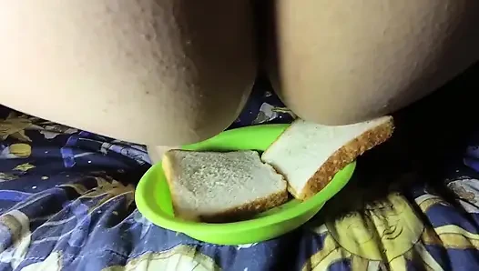 Anal kölem göt deliğinde hazırlanan lezzetli bir sandviç yiyor
