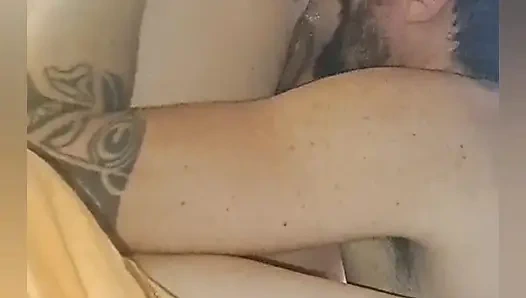 Le follo el culo y le como el coño y el me corro