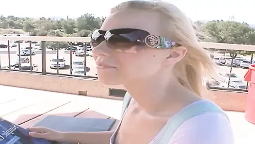 Ateşli lezbiyenler sahnesi-2 birkaç sarışın lezbiyen yeni takma yaraklarıyla sikişiyor