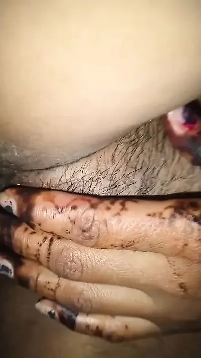 Hintli bakire kız arkadaş ilk kez sakso çekiyor ve sikişiyor