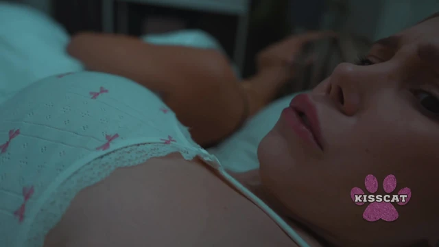 Ateşli orta yaşlı seksi kadın ve muhteşem genç kız yatağı paylaşıyor ve seni iş üzerinde yakalıyor!