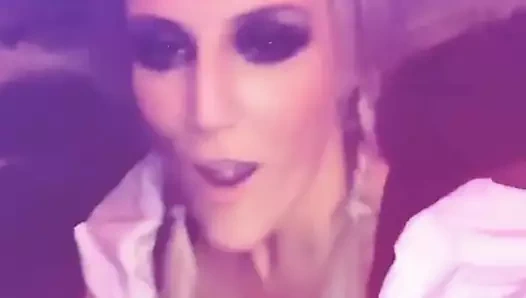 Natalie Horler's tiefer einblick auf den Wiesn