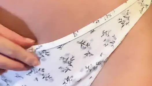 Büyük götlü genç kız soyunuyor