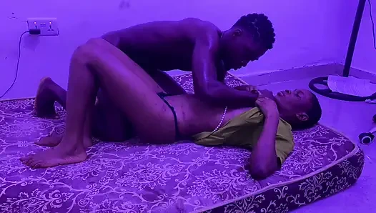 Uzun Bir Günün Ardından Bebeğimi Sıkı Amcığımı Arkadan Sikiyorum