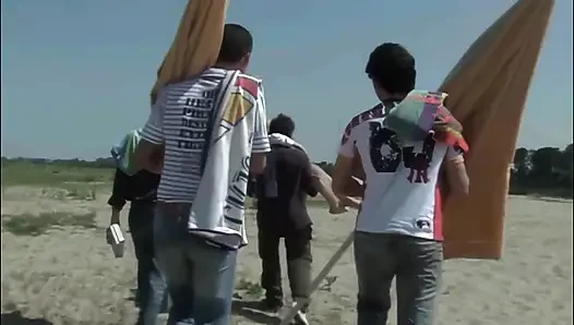 Erkek arkadaşımın arkadaşlarıyla plajda toplu seks