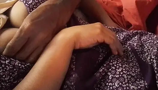 Tamil ev hanımının göğüslerine kocası tarafından masaj yaptırılıyor