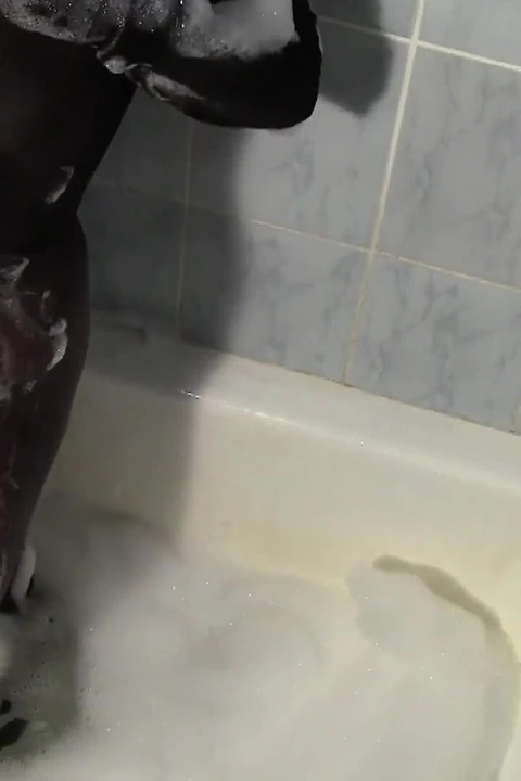 Seksi Louise, tamamen külotlu çorapla banyo yapıyor