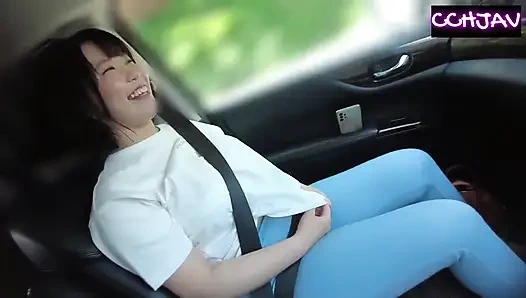 Arkadan her şaplağın tadını çıkarırken açık gökyüzünün altında ıslak kıvrımlar. - a