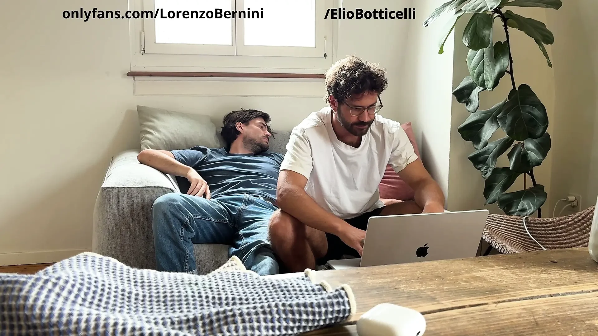 Hetero arkadaşımın karısı bizi otuzbir çekerken yakaladı