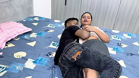 Otelde hizmet için gelen kız misafir sert sikişiyor