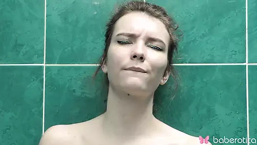 Yalnız kız alice cennet banyoda çıplak duş ve 4k mastürbasyon.