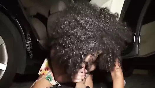 Güzel siyah kız sikikleri içinde kamu yerde