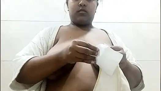 Bir fenomenin viral mm'leri, teyze mastürbasyon fışkırtarak inleyerek orgazm