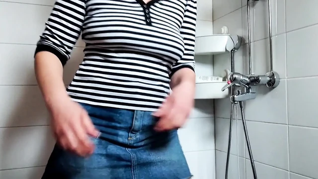 Мастурбирую волосатую киску в горячем душе