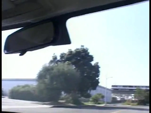 Müstehcen sarışın erkek avcısı diğer adam onunla çikolatalı cha-cha dansı yaparken topuzu cilalamayı seviyor