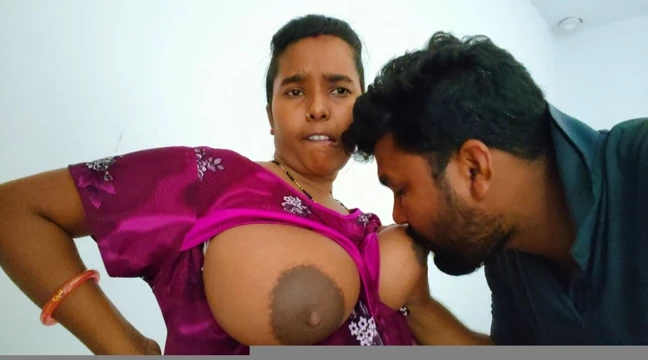 Desi bhabhi ateşli sakso & süt emme xxx videoları Hintçe.