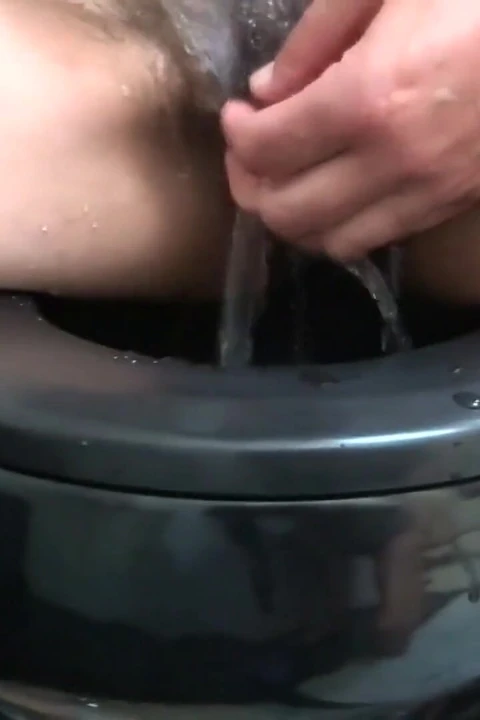 Olgun evli kadın sevgilisini sikdikten sonra işiyor ve kıllı amını yıkıyor