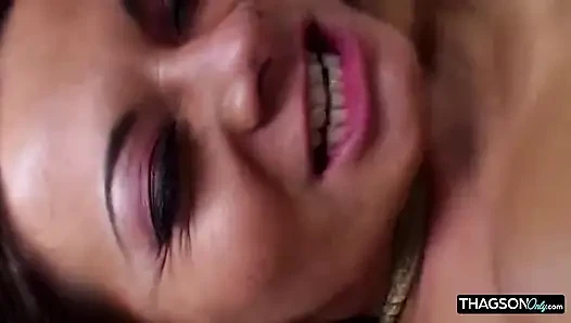 Sarkan anal rosebud yumruk soktuktan sonra sırılsıklam oluyor