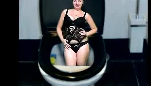Kate spült sich zur toilette, während sie tanzt, teil für teil ihres körpers