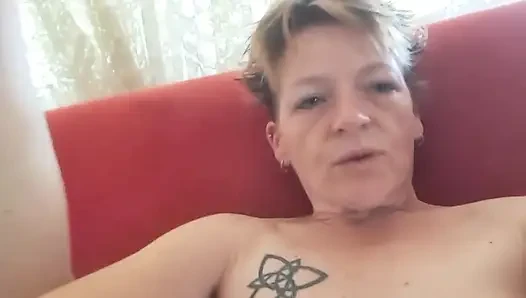 Yoğun yakın çekim dildoyla sikişiyor ve iki kez fışkırtıyor
