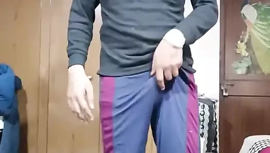 Hintli adam arkadaşlarıyla canlı performansla penis gösteriyor