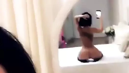 Ateşli esmer seksi vücut gösterisi