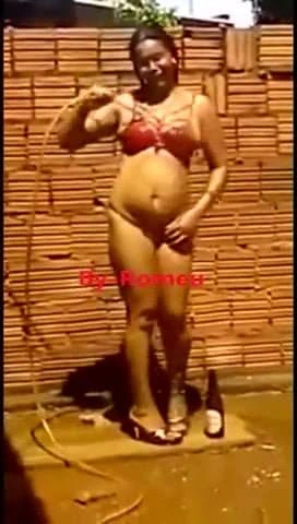 mae sensualiza na mangueira enquanto filha filma
