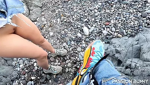 Gırtlağına kadar alma ve fışkırtarak halka açık sikiş