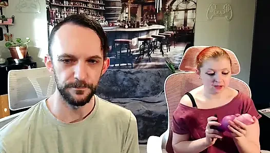 Yusexhaodio Kalın Fantezi Göt Tıkacı Kutularını açıyor Ve Mastürbasyon Yapıyor