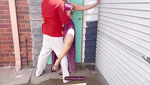 Hintli ev hanımı komşusuyla aldatıyor - yavaş dans - dudak kilidi öpüşme ve meme oyunu