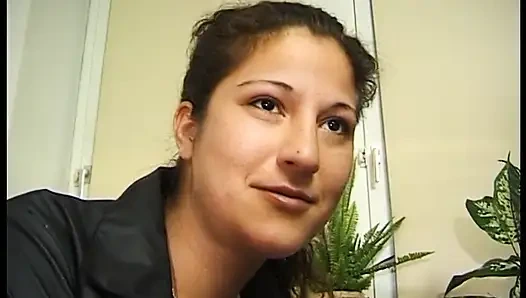 Genç esmer kaltak yarak yalarken parmaklanıyor