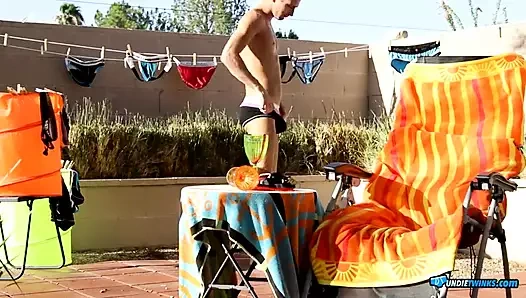 Çarpıcı jd phoenix güneşin altında mastürbasyon yapmaktan hoşlanıyor