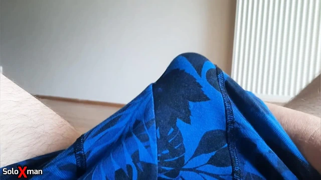 Yalnız erkek inliyor ve yüksek sesle mastürbasyon yapıyor ve yakın çekim mastürbasyon, yoğun orgazm sikişi boşalana kadar! - Soloxman