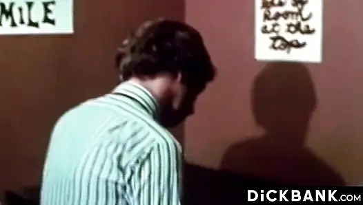 Sarışın eşcinsel götten sikişten sonra vahşi yarak alıyor