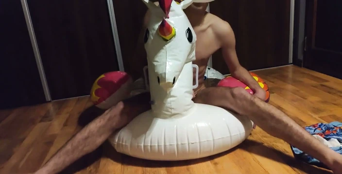 Şişme tek boynuzlu atımın üzerinde kuru kambur