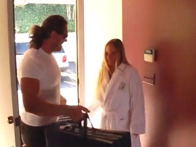 Fit stud comes over to hot blonde’s house to give a massage and ends up fucking her