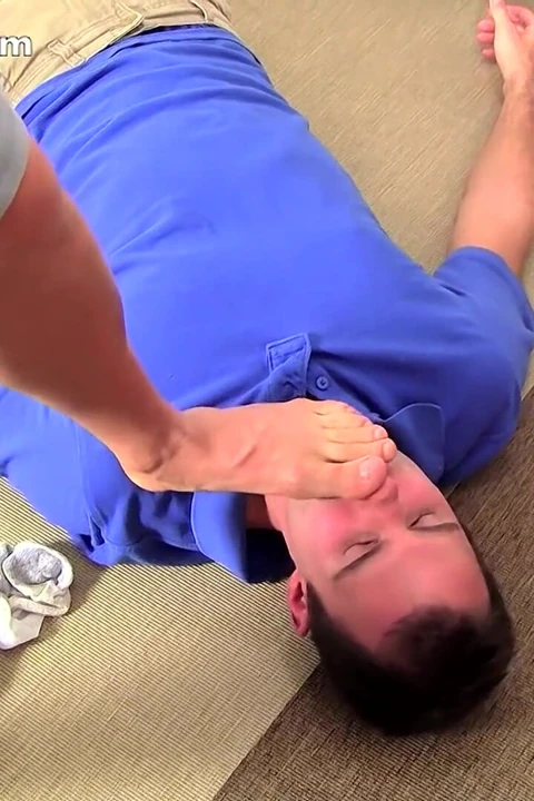 Braden ve Brad ayakları Cameron tarafından tapıldı