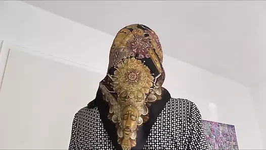 Başörtüsü tak ve başörtüsü sahiben için mastürbasyon yap