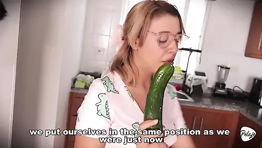 Hizmetçi sebzeleri sikiyor. Mutfakta boşalıyor.