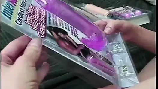 Genç a fincan esmer bacaklarını açıyor ve vibratörle klitorisini tutarak boşalıyor