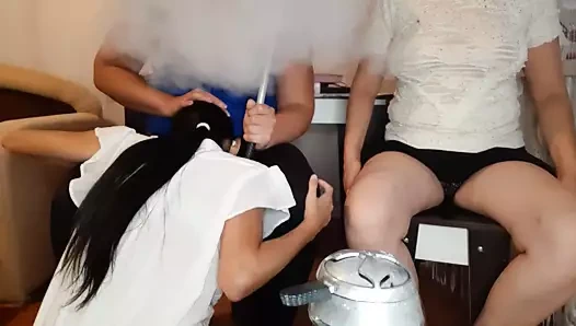 Garson kız arkadaşım ve benimle oral seks yapıyor