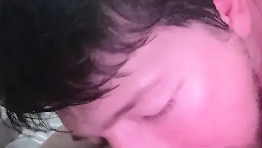 Ateşli üvey babam beni partiden çekti ve ona sakso çekmeme izin ver