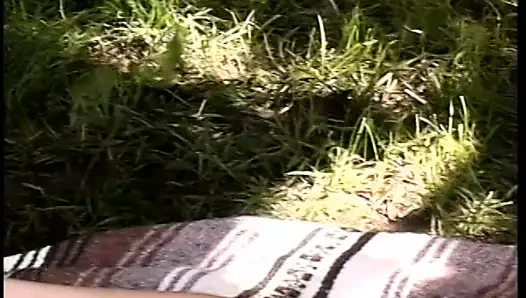 Sulu pembe kedi ile genç okul kız parkta yaladı alır