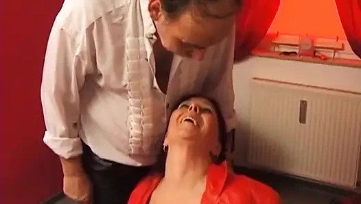 Kıvırcık saçlı orta yaşlı seksi kadın derin anal seks için sıkı bağlı