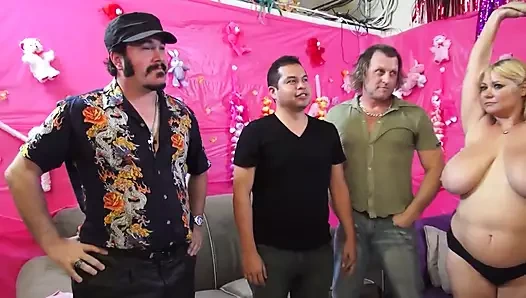 Dört büyük memeli kız Van adında bir hayranına sakso çekiyor!