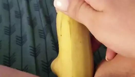 Pisliklerini takarken horoz deliğini bir muzla kirletti