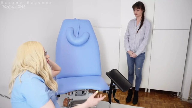 Гинеколог ввел большой дилдо в мою киску